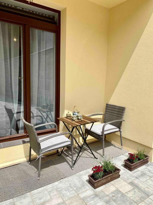 Studio V Prizemi S Kuchyni A Koupelnou Prag Exteriör bild